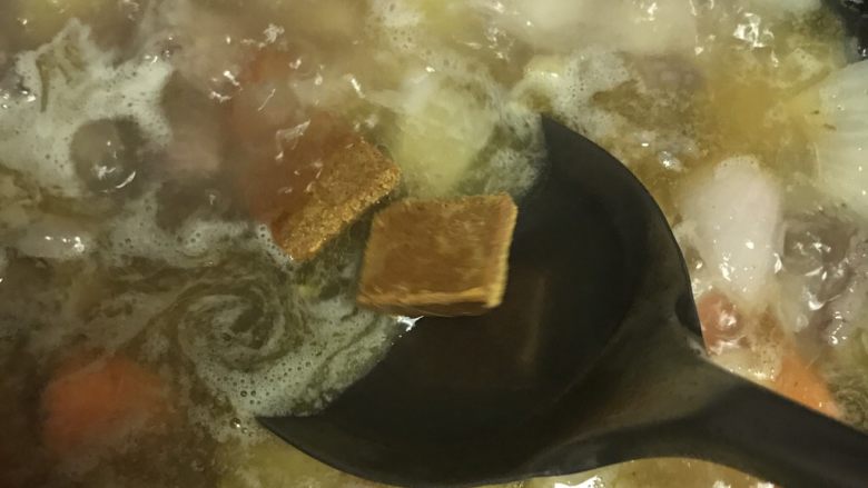 泰式椰浆咖喱牛腩,大火烧开汤汁,放入一勺半盐,2-3块泰国咖喱(看下图)喜欢咖喱味浓的就放3块。