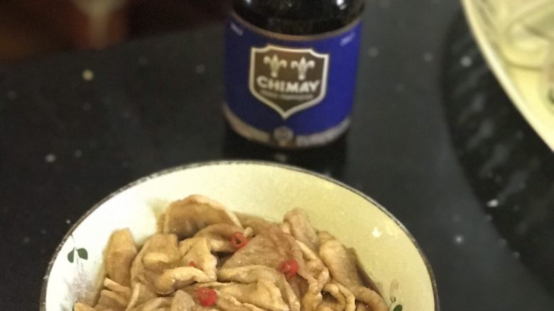 泰式椰浆咖喱牛腩,在炖牛肉的间隙,可以做一道解腻开胃的小菜。我做了酱萝卜干,今年刚晒的白萝卜干😋。萝卜和牛腩可是非常搭的。牛腩不好消化,正好用萝卜来解决这个难题👍