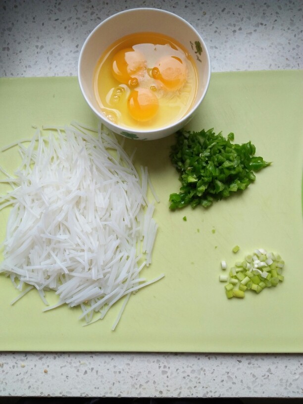 包菜粉丝鸡蛋包,<a style='color:red;display:inline-block;' href='/shicai/ 9'>鸡蛋</a>打入碗里放一点点盐，<a style='color:red;display:inline-block;' href='/shicai/ 3250'>葱</a>切段，<a style='color:red;display:inline-block;' href='/shicai/ 61'>青椒</a>切小丁，粉丝提前泡好切小段。