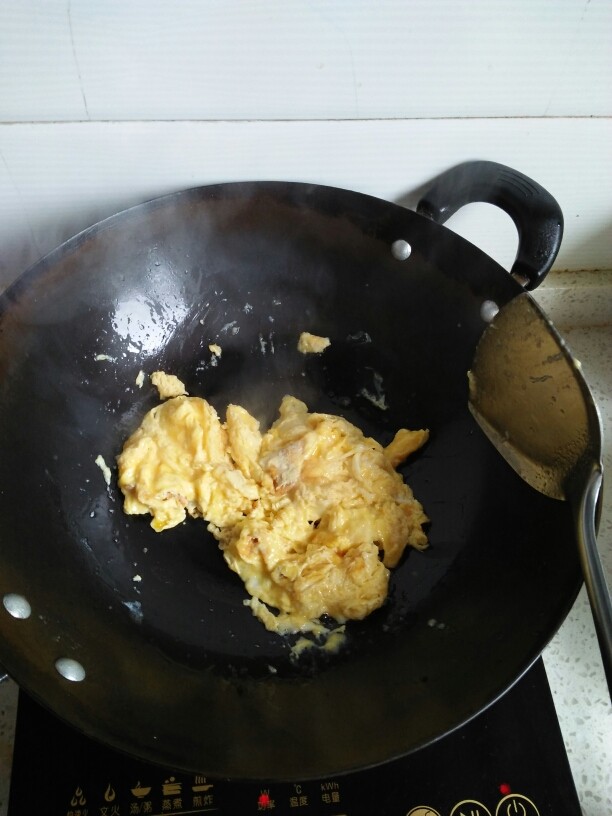 包菜粉丝鸡蛋包,锅里放入适量的猪油,把鸡蛋煎成型盛出来。