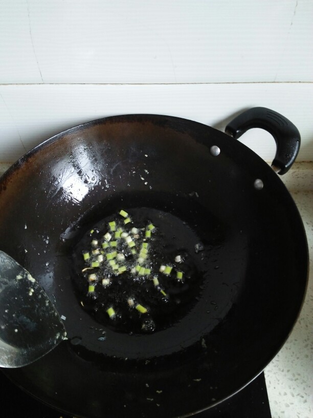 包菜粉丝鸡蛋包,锅倒油,爆葱。