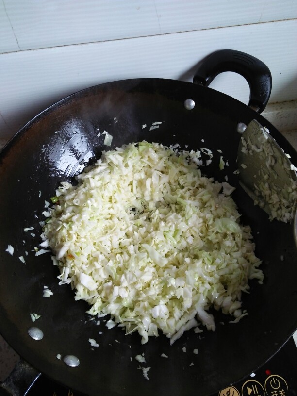 包菜粉丝鸡蛋包,把包菜放进去翻炒。