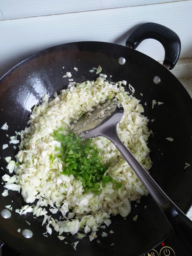 包菜粉丝鸡蛋包,包菜有点软后放入青椒翻炒。