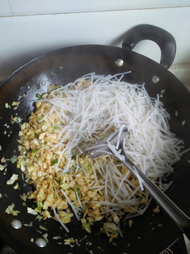 包菜粉丝鸡蛋包,把粉丝放进去翻炒。