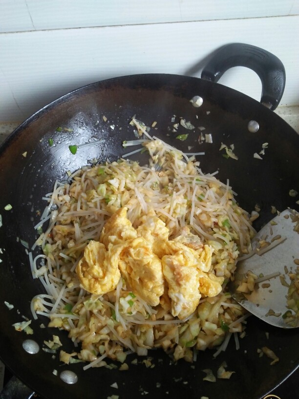 包菜粉丝鸡蛋包,粉丝炒软放入鸡蛋翻炒,把鸡蛋弄碎一点。