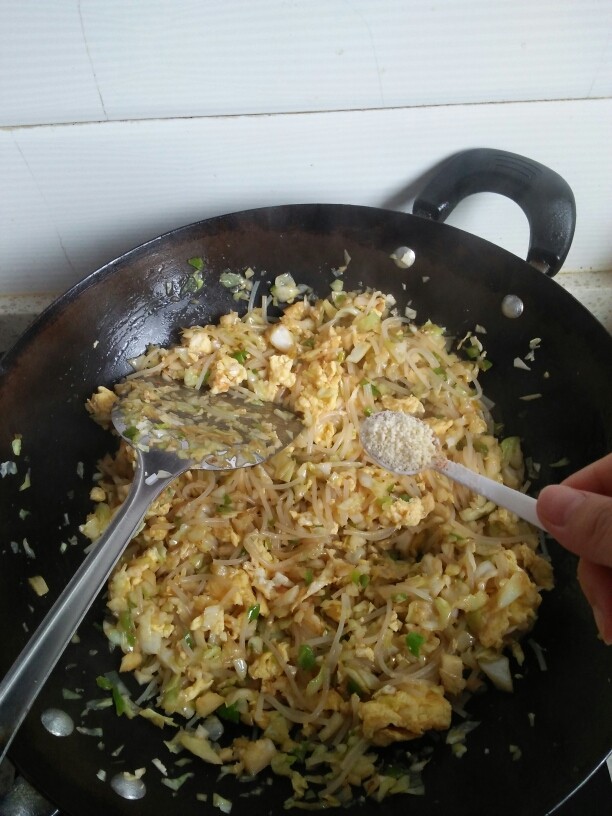 包菜粉丝鸡蛋包,放适量的<a style='color:red;display:inline-block;' href='/shicai/ 756'>鸡精</a>翻炒。
