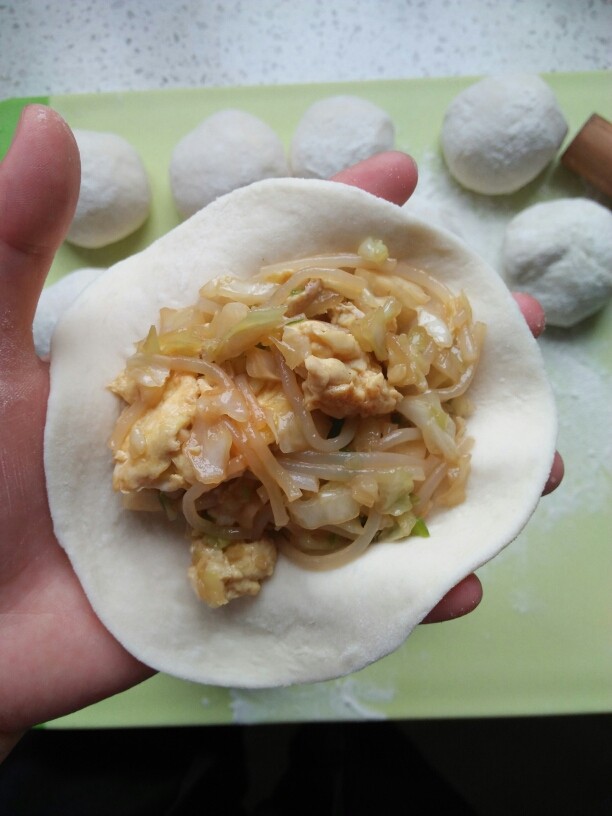 包菜粉丝鸡蛋包,剂子用擀面杖擀中间厚,周围薄的饺子剂子。