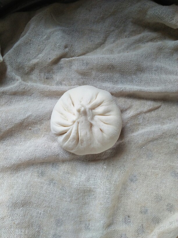 包菜粉丝鸡蛋包,包成自己喜欢的样子,放蒸笼里。