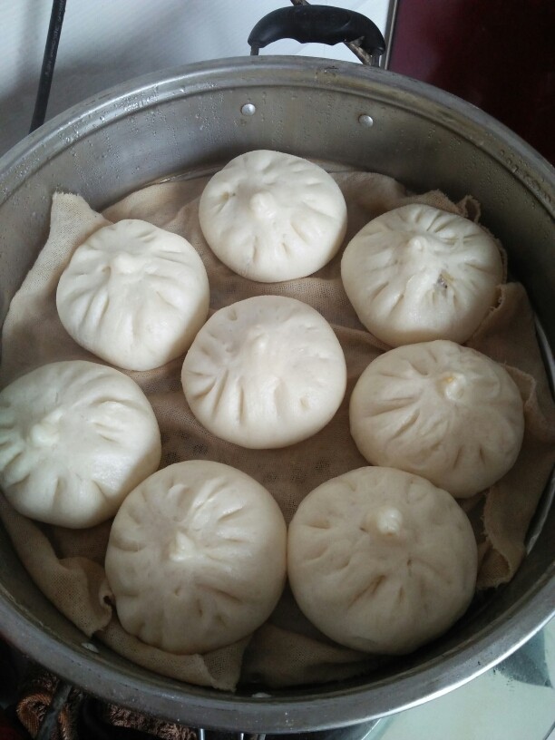 包菜粉丝鸡蛋包,开水上锅蒸二十分钟,蒸熟焖一两分钟开盖。