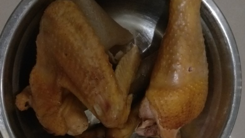 正宗棒棒鸡,鸡肉煮十几分钟熟了等它自然冷却（必须冷却才切）