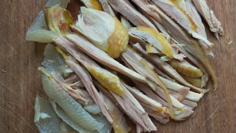 正宗棒棒鸡,把鸡肉切小块，好入味