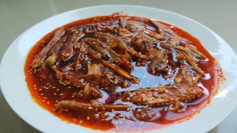 正宗棒棒鸡,倒上冷的无油鸡汤，盐，<a style='color:red;display:inline-block;' href='/shicai/ 756'>鸡精</a>，<a style='color:red;display:inline-block;' href='/shicai/ 700'>花椒</a>，<a style='color:red;display:inline-block;' href='/shicai/ 788'>生抽</a>就可以啦！原汁原味的鸡肉味儿，但是是农家鸡哈！