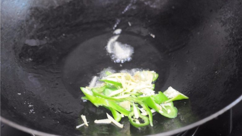 南瓜藤炒干鱼块,油锅烧热,炒香姜丝,倒入青辣椒一起翻炒