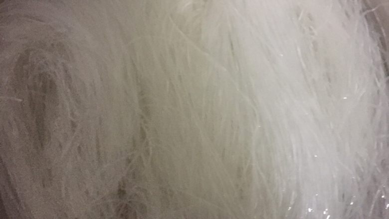 蒜蓉粉丝虾,取两捆粉丝出去泡软,我这是要做两份所以泡了4捆