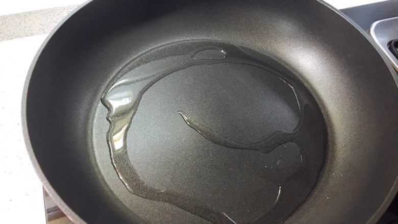 莲藕藕饼,热锅,加一点儿油。
