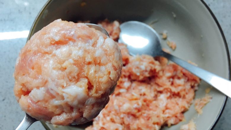 莲藕藕饼,用勺子把拌好的馅儿弄成饼状(也可以戴上手套用手去捏成饼)