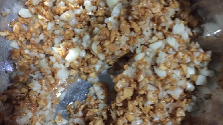 蒜蓉粉丝虾,炸好的蒜蓉捞起来旁边放凉后,把剩下一半的蒜蓉放进去搅拌均匀放旁边