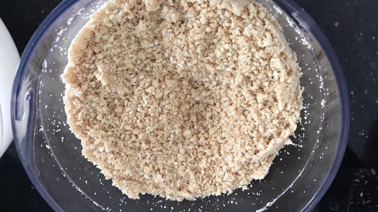 花生芝麻&芒果糯米糍,这时候芝麻花生放进搅拌器里打碎,老爸年纪大了牙口不太好,所以我磨得细碎些
(平常的可以擀面棍稍为压碎就好)