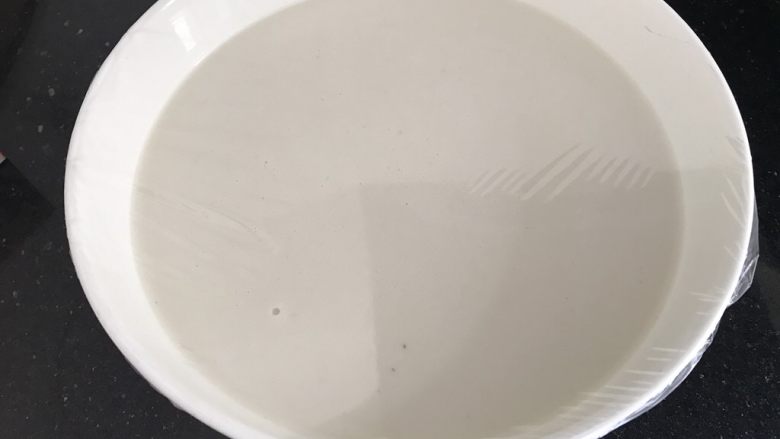 花生芝麻&芒果糯米糍,过滤好,封上保鲜膜