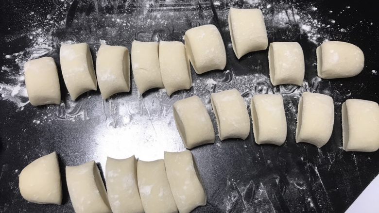 香菇鲜肉包,切成大小均匀的小面团20个,这个大小随意哈,不是一定要20个的