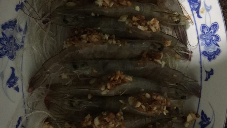 蒜蓉粉丝虾,然后就可以摆盘了,把蒜蓉塞进去切开的地方,然后摆好来,加点蒸鱼鼓浇在虾上面