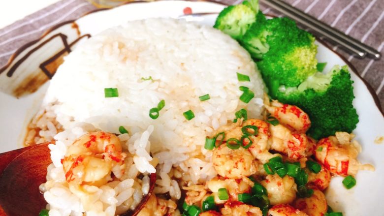 小龙虾盖浇饭,一勺带汁带虾的米饭,爽!