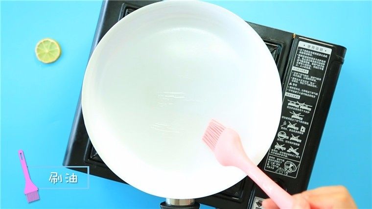 这绝不是天边的红日,是宝宝餐桌的美食,平底锅刷油,开小火