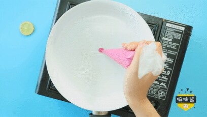 这绝不是天边的红日,是宝宝餐桌的美食,将面糊均匀的挤在平底锅上