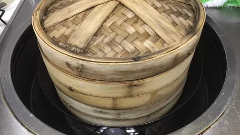 香菇鲜肉包,冷水上锅蒸,水开冒气后蒸15-20分钟,关火后焖五分钟