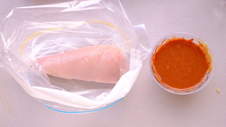 秘制异国风味鸡胸肉腌料&绝佳搭配
(减肥必备),把封口袋如图翻折 这样不容易弄脏袋口 混合所有材料 放进一块<a style='color:red;display:inline-block;' href='/shicai/ 101'>鸡胸肉</a>