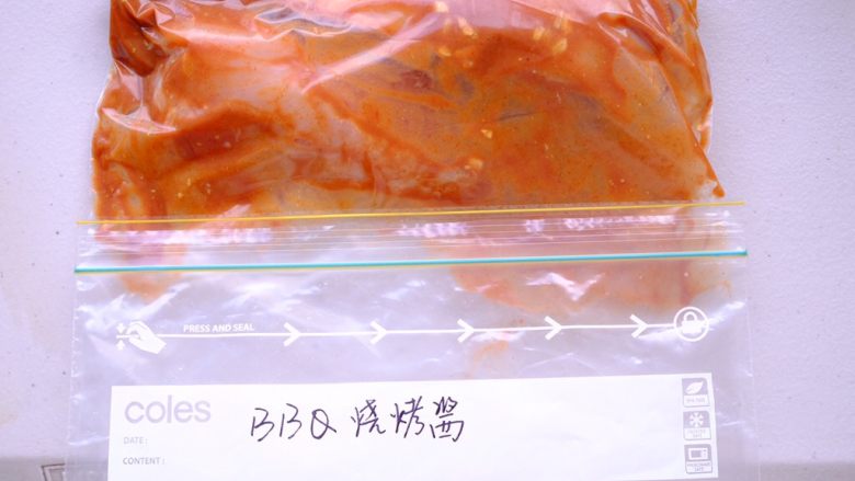 秘制异国风味鸡胸肉腌料&绝佳搭配
(减肥必备),倒进腌料后 封口 ⚠️这里有一步很重要 那就是要给鸡胸肉做按摩哟 要它好吃就要先先好好伺候它哟 放入冰箱腌制一晚 或者放冷冻层可以存放一个月