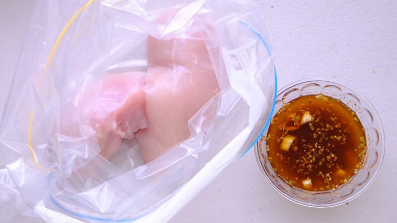 秘制异国风味鸡胸肉腌料&绝佳搭配
(减肥必备),如上一个方子一样 准备封口袋 放入鸡胸肉