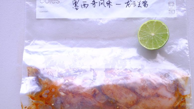 秘制异国风味鸡胸肉腌料&绝佳搭配
(减肥必备),倒入腌料 封口 充分按摩哦!别忘了
放入冰箱腌制一晚 或者放冷冻层可以存放一个月