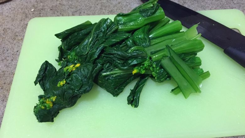 日式蔬菜拌豆腐,从冰水里捞出菜心,挤干水分。切3cm的小段。