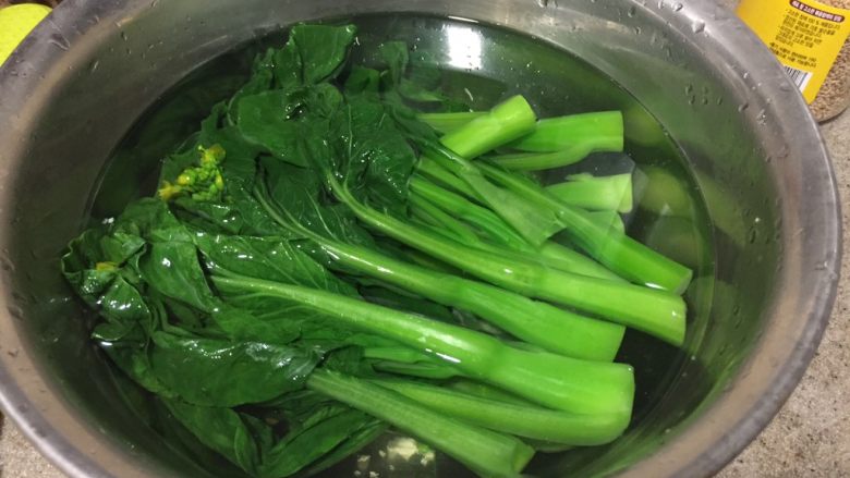 日式蔬菜拌豆腐,捞出来菜心,放入冰水里冰镇一下。这样有助于保持蔬菜的颜色翠绿。