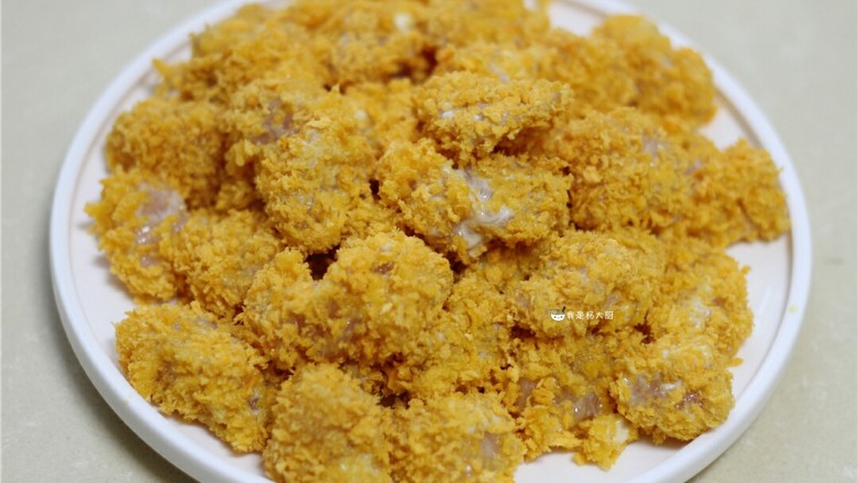 自制鸡米花,可以多做一些,盖上一层保鲜膜,冷冻在冰箱里,随吃随炸(不用解冻)
