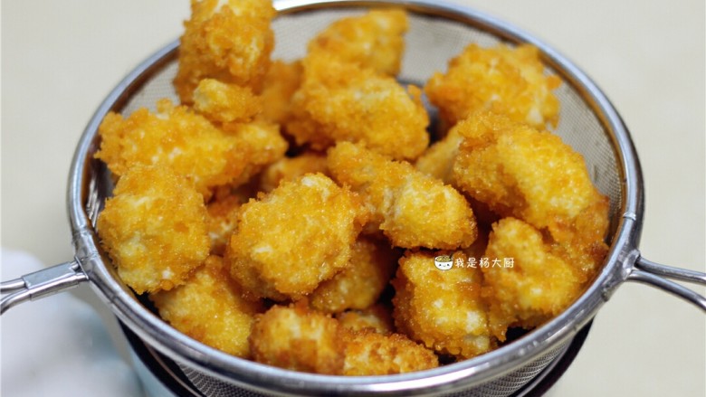 自制鸡米花,捞出,沥去油份