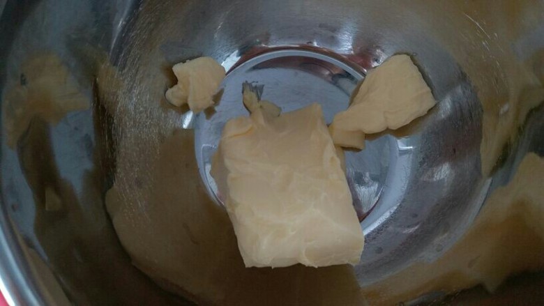 奶香草莓饼干,黄油软化好,现在气温高,软化特别快。我是整块软了,所以直接切了一大块。如果气温低就切小再软化,会软化的快一点