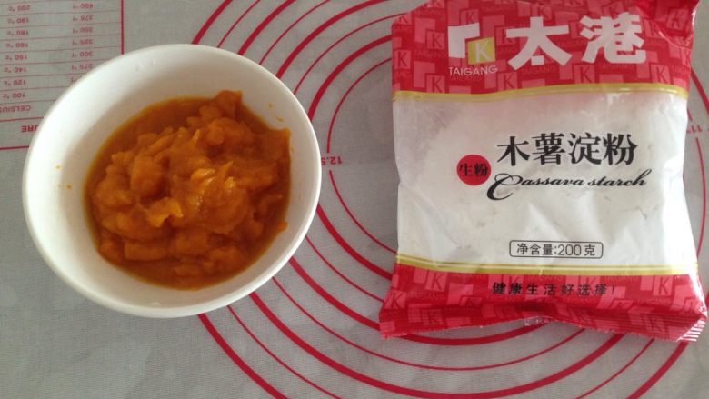 南瓜芋圆糖水,这次的做的芋圆少只用了100克左右木薯淀粉(超市没有木薯粉,木薯淀粉也是可以的)和差不多等量的<a style='color:red;display:inline-block;' href='/shicai/ 520'>糯米粉</a>,慢慢的加入南瓜泥直到面粉揉成团不粘手可以搓成长条状