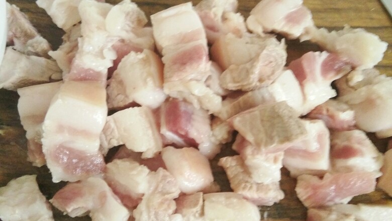 红烧肉,切成小方块，最好去掉肉皮