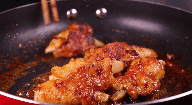 五花肉拿来这样做,比红烧肉还要好吃百倍!,将酱料炒香后加入煎好的排骨下锅翻炒。