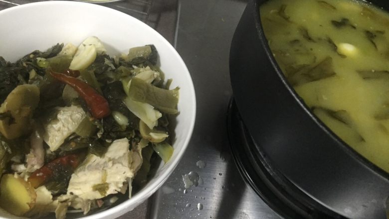 减辣版酸菜鱼,鱼汤完成后捞出汤料(鱼骨,酸菜),这时候的汤已呈奶白色表面浮一层来至酸菜的黄色酸汤油