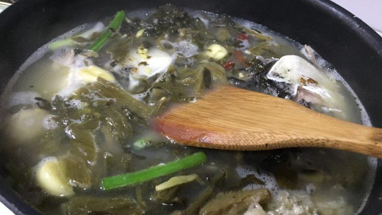 减辣版酸菜鱼,在鱼汤里加入刚炒好的酸菜,大火焖煮15-20分钟后加适量盐、鸡精,胡椒粉、少量醋。