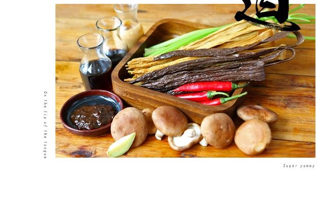 腐竹菠菜塔,《<a style='color:red;display:inline-block;' href='/shicai/ 468'>腐竹</a>菠菜塔》
所有的遇见都是久别重逢,祝愿所有看了菜谱的亲们活力十足,生活多彩多姿:)
昨天在菜场买了一把菠菜,原来准备做上汤菠菜的,现在菠菜有了新命运,咱来一个“<a style='color:red;display:inline-block;' href='/shicai/ 468'>腐竹</a>菠菜塔”吧!
这是一道凉菜,天一热,凉菜是刚需,不会做几道凉菜,怎么对得起夏天的胃呢!
食材:<a style='color:red;display:inline-block;' href='/shicai/ 468'>腐竹</a>、菠菜、胡萝卜、生姜、牛肝菌油、腰果酱、盐、白胡椒粉、小青桔
做法:
1、<a style='color:red;display:inline-block;' href='/shicai/ 468'>腐竹</a>用开水泡软后切成段。菠菜用开水烫两遍,再过冷水,然后捞出来拧干切成段。胡萝卜与姜切丝。
2、将上述食材放在一个大碗里,往里加盐、牛肝菌油、腰果酱、白胡椒粉,充分搅拌均匀。
3、取一只小碗,将调制好的食材装进小碗,并压紧实。然后倒扣在大的白色平瓷盘上。
4、胡萝卜用模具切出三颗小星星,一粒小青桔切成两半,装盘点缀。
特点:这道菜不仅制作简单、入口清香。而且<a style='color:red;display:inline-block;' href='/shicai/ 468'>腐竹</a>含大量蛋白质,菠菜可以促进蛋白质合成,有助肌肉生长。很适合运动健身的时候吃,想要身材好,就靠它啦!
另外:小时候看过一部动画片《大力水手》。他叼着烟斗,吃下菠菜就变得力大无比,可以去帮助奥利弗。所以这是一道很正能量的菜,当我们吃下这道<a style='color:red;display:inline-block;' href='/shicai/ 468'>腐竹</a>菠菜塔,就有满满的正能量去应对无常的生活!
嗯,最后分享一句心得:当我的人生没有问题的时候,我只能服务于人类。而人类是活在延绵的画面当中的,所以我只能服务于当下。
这就是最根本的觉知。带着这样的觉知做出来的<a style='color:red;display:inline-block;' href='/shicai/ 468'>腐竹</a>菠菜塔,你们还喜欢吗?
