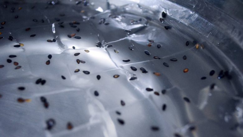 香爽红糖冰粉,冰粉冰镇后取出用刀将其划成小块!