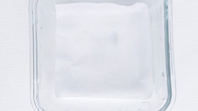 红枣黑米糕,另取一个容器底部垫一张油纸(我用的是方形保鲜盒 盒子底部可以垫一张硅油纸 方便蒸好之后脱模)
