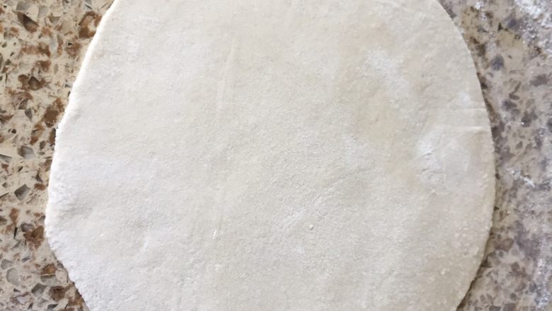 荞麦韭菜盒子,擀面杖,擀成大圆;边缘薄点;