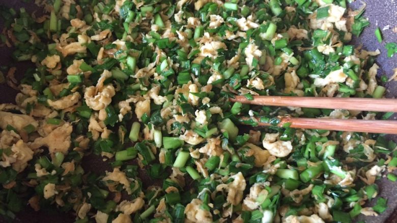 荞麦韭菜盒子,加入少许的盐和味极鲜,翻炒,均匀,关火,待凉;