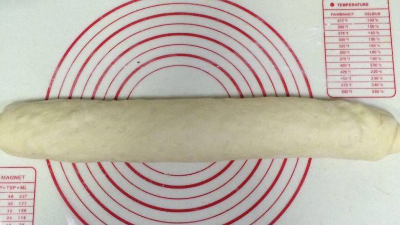 玉米香肠面包,然后把面片卷起来,卷成圆柱形。