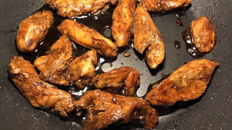 香煎嫩滑鸡胸肉(低脂)
,两面煎至如图的样子,一定不要煎时间长了,肉会变柴的!╮( ̄▽ ̄"")╭